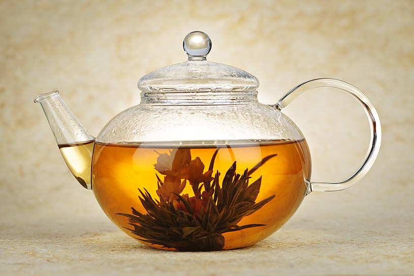 Picie zielonej herbaty zwiększa spalanie tłuszczu, dzięki zawartym w niej utleniaczom /© Photogenica