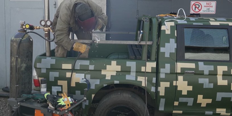 Pickup został pomalowany w barwy maskujące, aby Rosjanom trudniej by go było zauważyć /YouTube