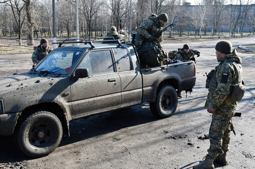 Pickupy po drobnych przeróbkach służą jako platformy dla broni, ale też do transportu żołnierzy /Getty Images