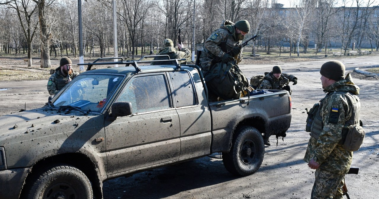 Pickupy po drobnych przeróbkach służą jako platformy dla broni, ale też do transportu żołnierzy /Getty Images