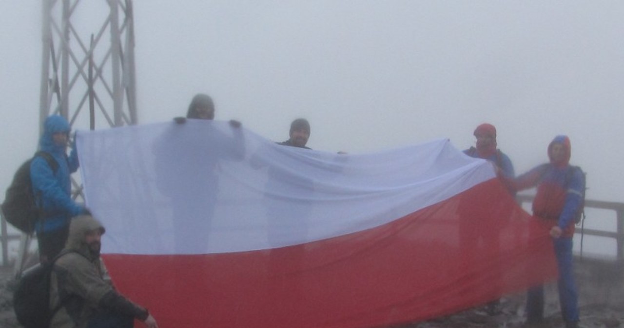 Pięć flag na pięciu szczytach. Zdjęcia z Tarnicy