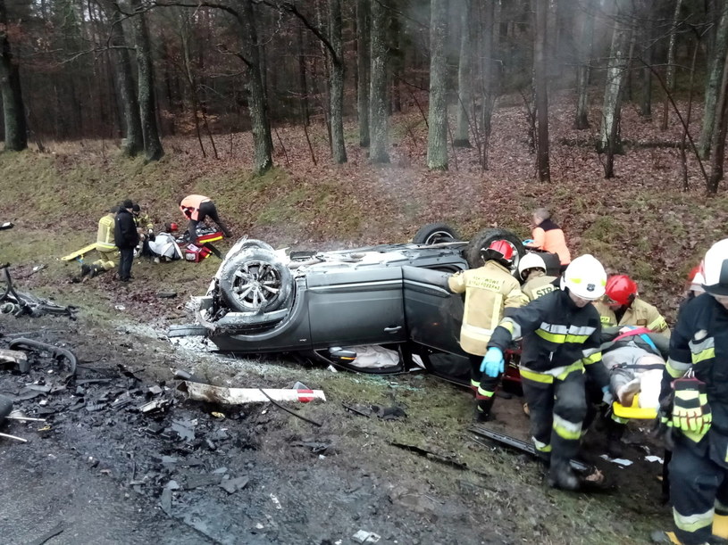 Pięć osób jadących Audi Q7 zostało rannych. Uratowało je to, że jechały samochodem znacznie młodszym niż Passat /PAP