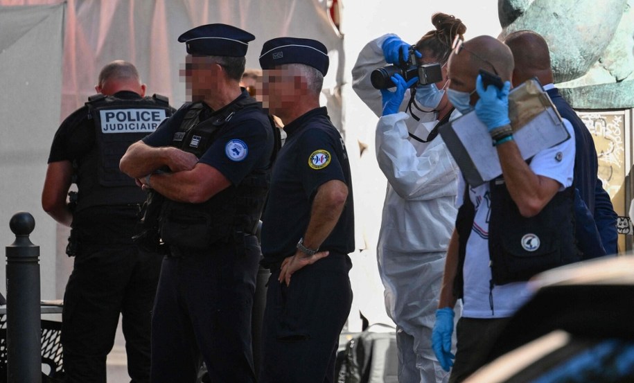 Pięć osób zostało rannych w wyniku ataku nożownika w Marsylii (na zdjęciu: służby w pobliżu miejsca zdarzenia) /CHRISTOPHE SIMON/AFP /East News