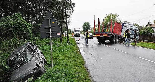 Pięć osób zostało rannych w zderzeniu samochodu ciężarowego z fiatem cinquecento /Policja