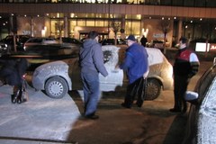 Pięć samochodów oblanych betonem w centrum Warszawy