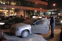 Pięć samochodów oblanych betonem w centrum Warszawy