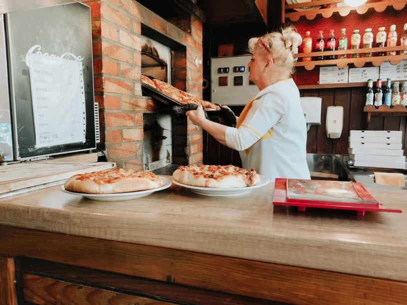 Piec, w którym obecnie wypieka się pizze, to ten sam, który stanął w słupskiej pizzerii w 1975 roku /Karolina Iwaniuk  /Archiwum autora