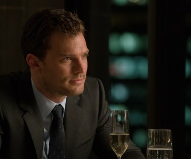 "Pięćdziesiąt twarzy Greya" weszło na ekrany kin w lutym 2015 roku. Film stanowił adaptację erotycznego romansu. Książka okazała się bestsellerem i rozeszła się na całym świecie w ponad 125 milionach egzemplarzy. Jej fabuła dotyczyła sadomasochistycznej relacji absolwentki college'u Anastasii Steele i miliardera Christiana Greya. Mimo fatalnych recenzji, film zarobił na całym świecie ponad 570 milionów dolarów.