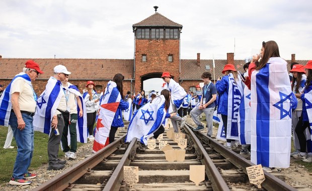 Pięćdziesięciu ocalałych z Holocaustu wzięło udział w Marszu Żywych [ZDJĘCIA]