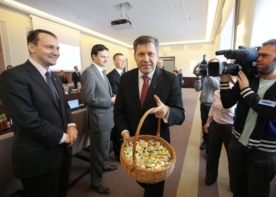 Piechociński posiedzenie Rady Ministrów od wręczenia obecnym cukierków /Paweł Supernak  /PAP