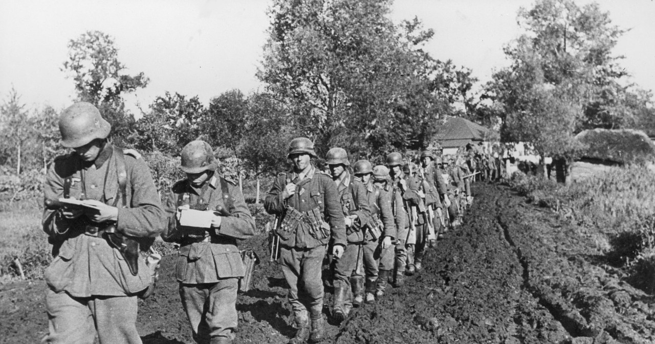 Piechota niemiecka w marszu po błotnistej drodze na froncie wschodnim /Z archiwum Narodowego Archiwum Cyfrowego