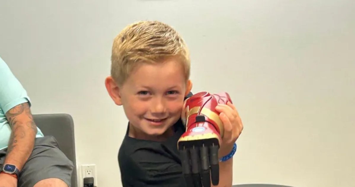 Pięciolatek otrzymał sztuczną rękę Iron Mana. Najmłodszy na świecie. /AP /materiał zewnętrzny