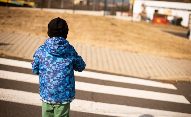 Pięciolatek samotnie błąkał się po mieście. Ojciec zostawił go śpiącego w aucie