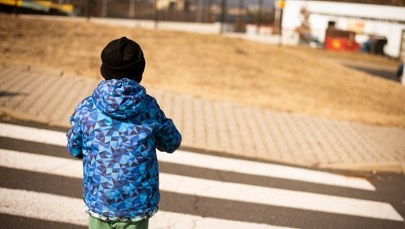 Pięciolatek samotnie błąkał się po mieście. Ojciec zostawił go śpiącego w aucie