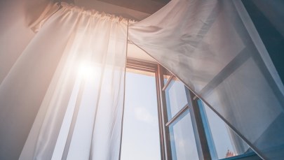 Pięciolatek wypadł z okna na drugim piętrze. Był pod opieką babci