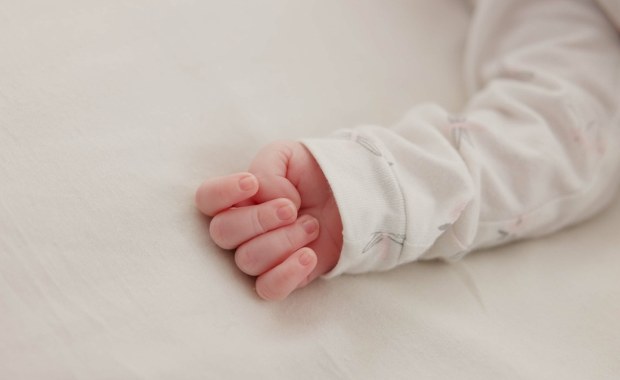 Pięciomiesięczny chłopiec nie żyje. Trafił do szpitala ze śladami przemocy