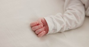 Pięciomiesięczny chłopiec nie żyje. Trafił do szpitala ze śladami przemocy