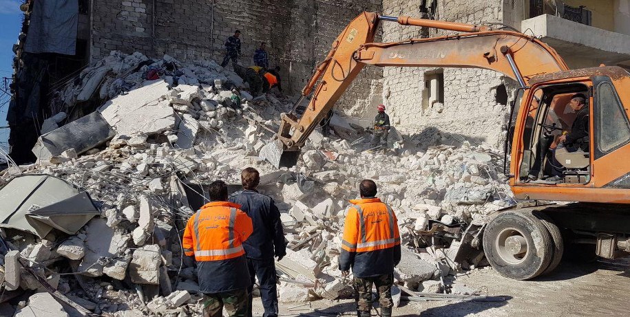 Pięciopiętrowy blok został wcześniej uszkodzony podczas trwającej w tym kraju wojny /SANA HANDOUT /PAP/EPA