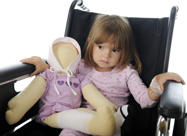 Pięcioro kalifornijskich dzieci doznało nagłego paraliżu nóg lub rąk w wyniku zarażenia niezidentyfikowanym wirusem. /123RF/PICSEL