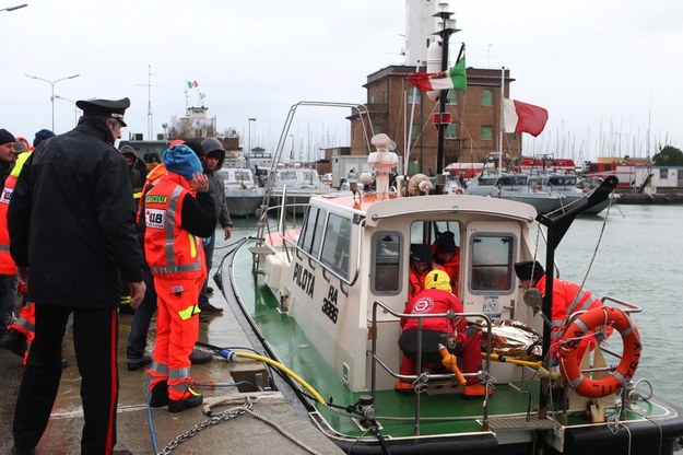 Pięciu rannych marynarzy z tureckiego statku przewieziono do szpitala /PASQUALE BOVE /PAP/EPA