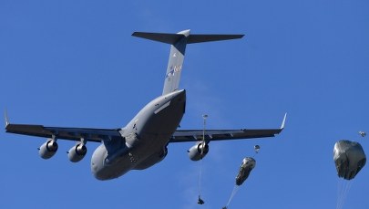 Pięciuset żołnierzy ćwiczyło desant spadochronowy w Mirosławcu