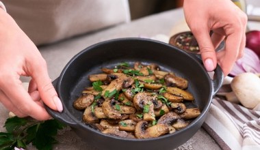 Pieczarki smaż tylko na jednym rodzaju tłuszczu. Są sprężyste, aromatyczne i nie puszczają wody 