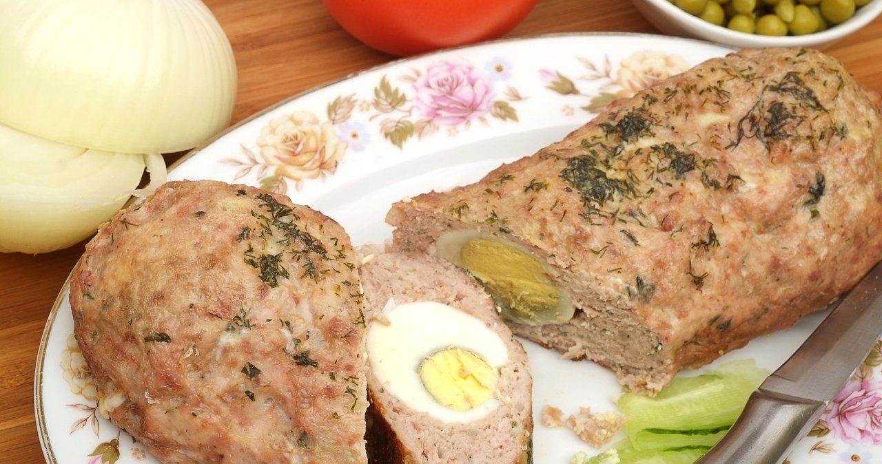 Pieczeń drobiowa z jajeczną wkładką to danie, które zaskoczy gości / ziglinda /123RF/PICSEL