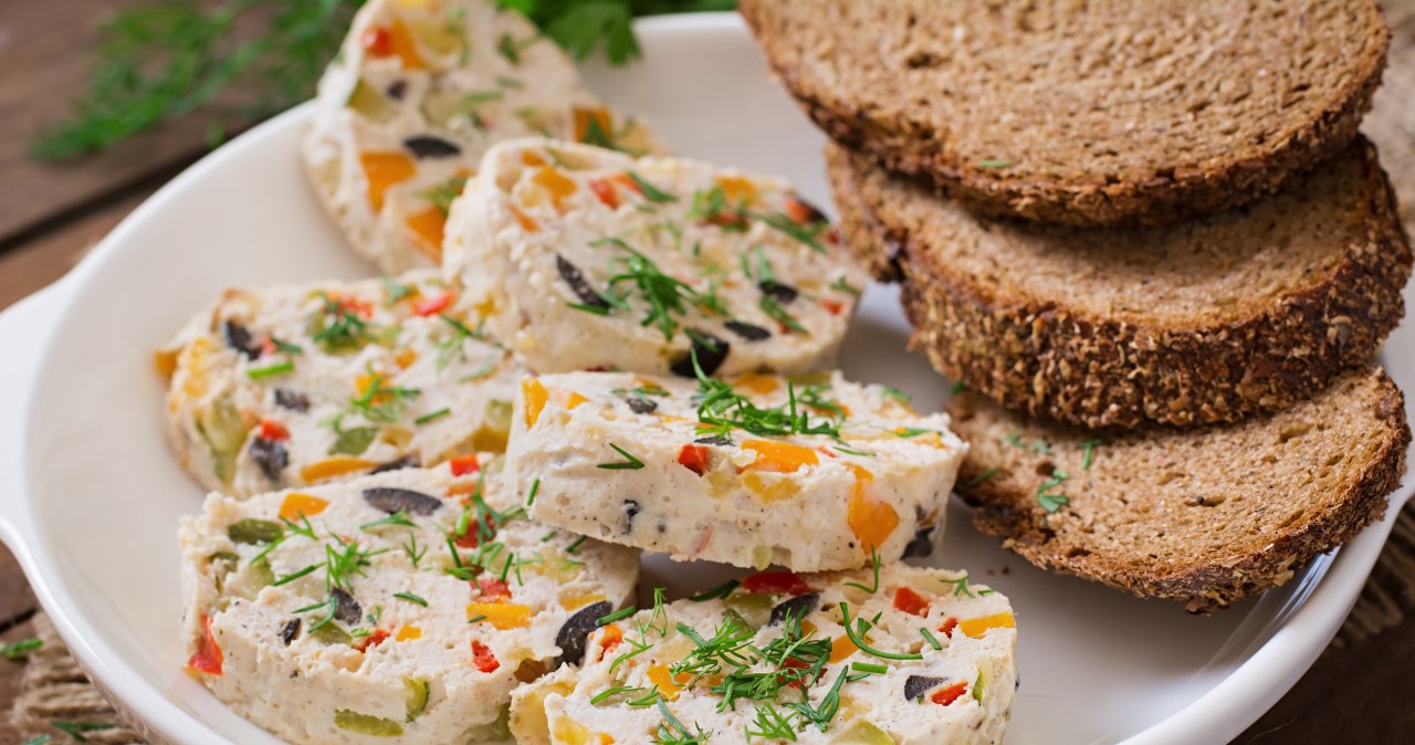 Pieczeń drobiowa z warzywami na kanapki sprawdzi się idealnie /timolina /123RF/PICSEL