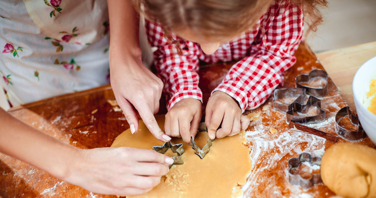 Pieczenie ciastek to wspaniały pomysł na spędzenie czasu z najbliższymi /123RF/PICSEL