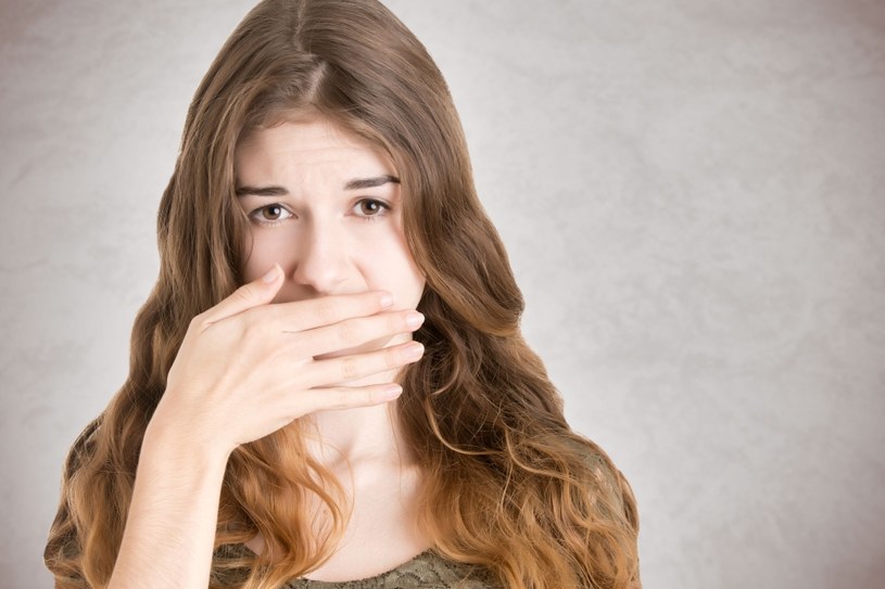 Pieczenie w ustach to jeden z objawów, na które powinnaś zwrócić uwagę /123RF/PICSEL