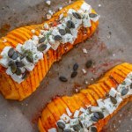 Pieczona dynia z piekarnika. Zrób do niej miodowo-pikantny sos