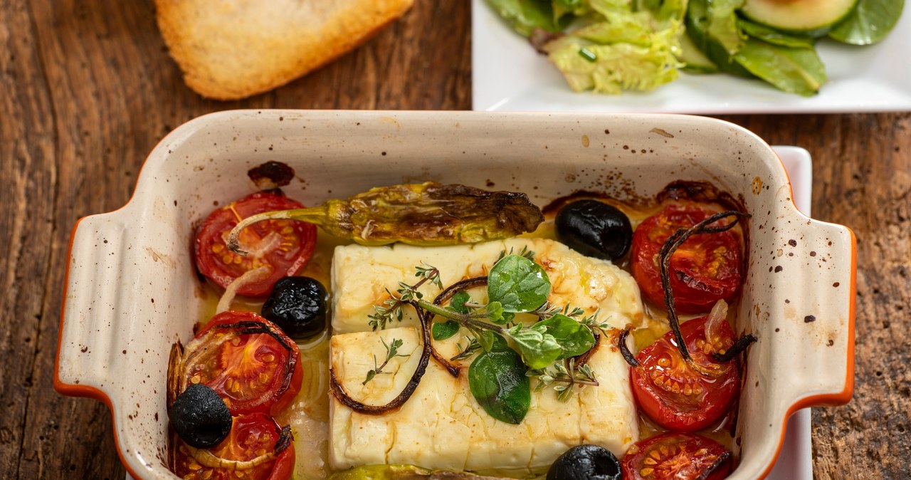 Pieczona feta to popularny dodatek do dań z grilla /bernjuer /123RF/PICSEL
