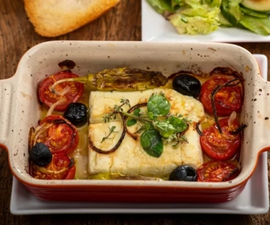 Pieczona feta z warzywami. Idealny dodatek do ziemniaków i mięs z grilla