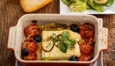 Pieczona feta z warzywami. Idealny dodatek do ziemniaków i mięs z grilla