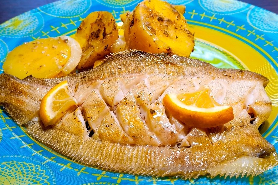 Pieczona flądra - zdjęcie ilustracyjne /Shutterstock