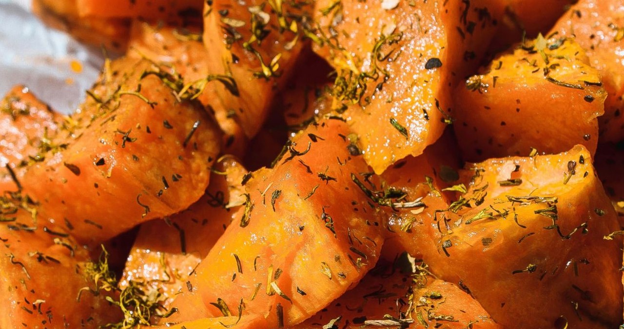 Pieczone bataty z dodatkiem owocu granatu i orzechów smakują obłędnie /Dali Images /Canva Pro