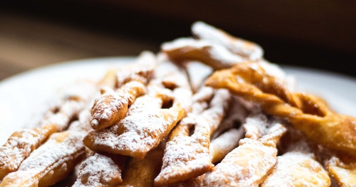 Pieczone faworki z piekarnika zachowują to, co w nich najlepsze, czyli kruchość i charakterystyczne "pęcherzyki", a jednocześnie są znacznie lżejsze. /Canva /INTERIA.PL