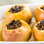 Pieczone jabłka z nadzieniem śliwkowym. Ten deser rozgrzeje cię jesienią