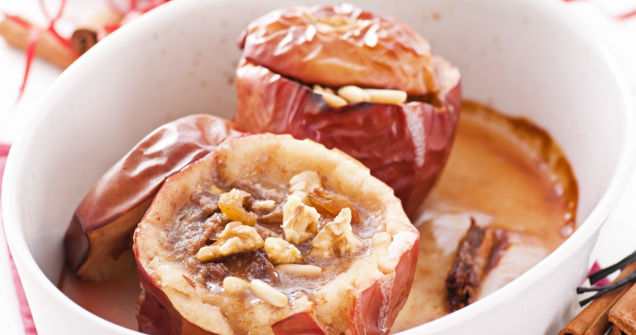 Pieczone jabłka z orzechami i cynamonem to zdrowy sposób na słodki deser /123RF/PICSEL