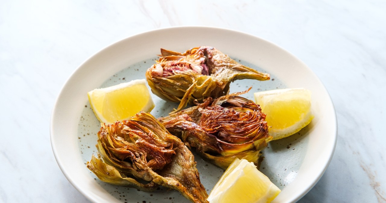 Pieczone karczochy to zdrowa alternatywa dla przekąsek. Aromatyczne, chrupiące i pełne wartości odżywczych /123RF/PICSEL