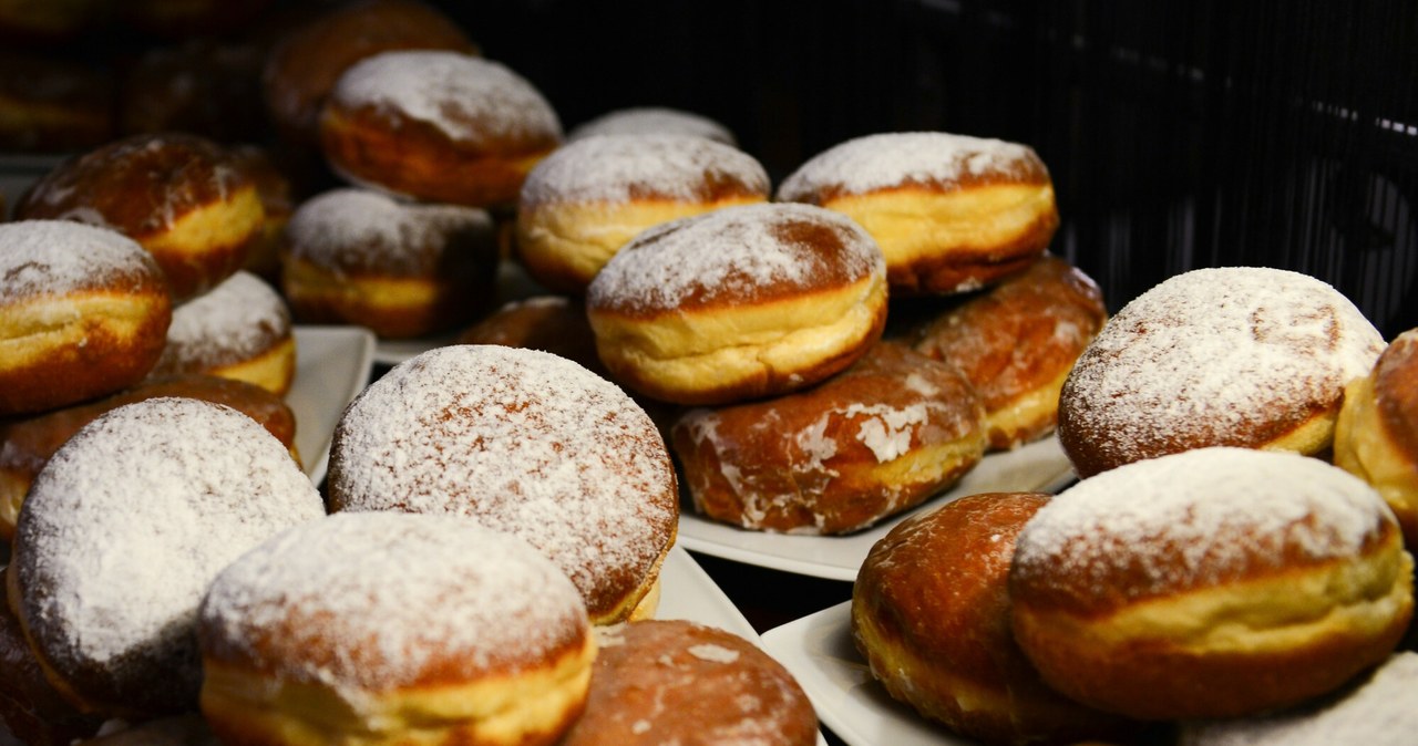 Pieczone pączki przygotowane w domu mogą smakować lepiej od tych z cukierni /Adam STASKIEWICZ/East News /East News