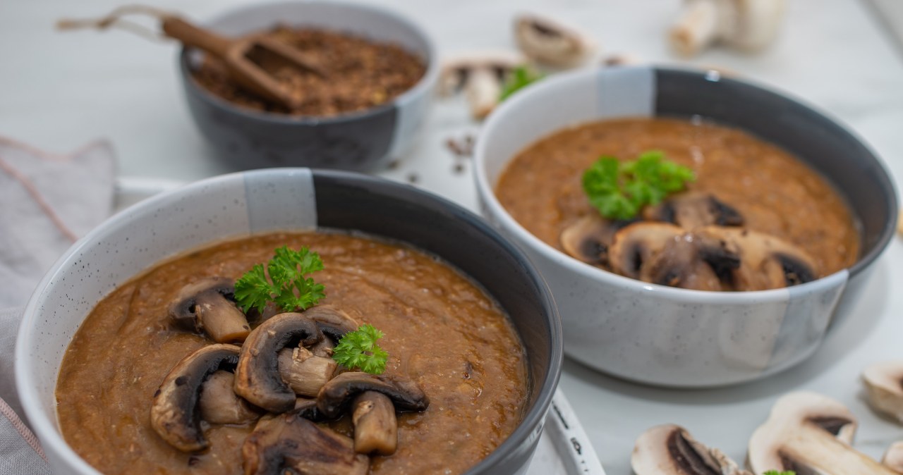 Pieczone pieczarki wzmacniają smak zupy /alein /123RF/PICSEL