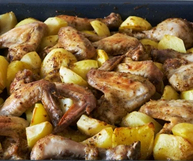 Pieczone skrzydełka na obiad. Sekretem smaku jest pyszna marynata
