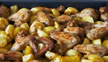 Pieczone skrzydełka na obiad. Sekretem smaku jest pyszna marynata