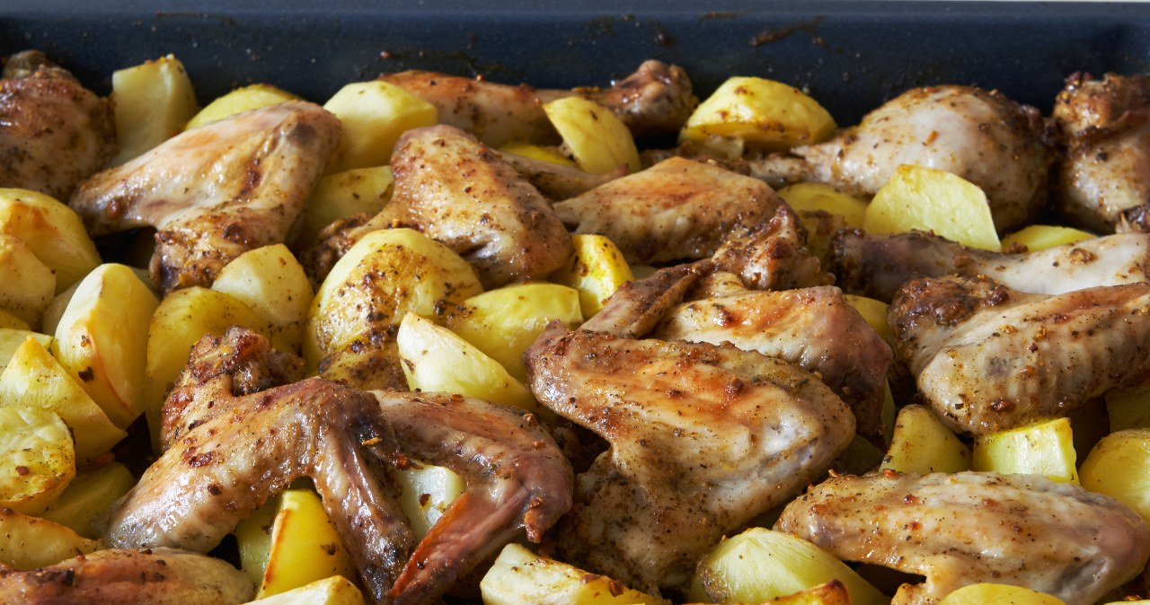 Pieczone skrzydełka to idealny obiad na weekend /diabl /Canva Pro