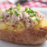Pieczone ziemniaki z tuńczykiem to prosty przysmak, który nie wymaga wielu składników.