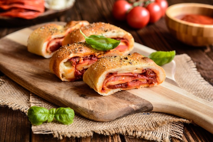 Pieczony strudel z warzywami i salami /123RF/PICSEL