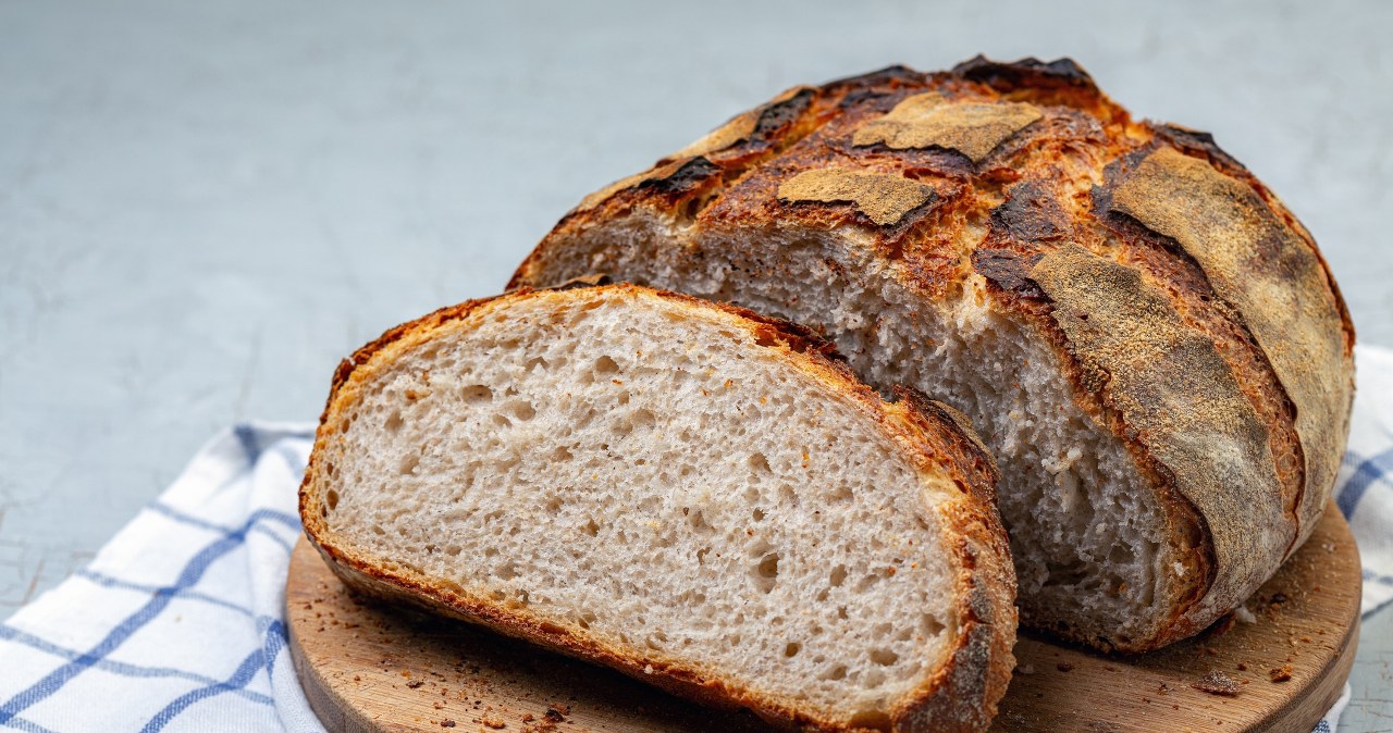 Pieczywo będzie świeższe, gdy włożymy do chleba kostki cukru /sriba3