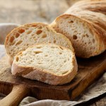 Pieczywo szybko czerstwieje? Włóż to do chlebaka i zapomnij o problemie