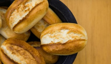 Pieczywo z marketu to zło - mit czy fakt? Sprawdzamy co kryje się w ich składzie